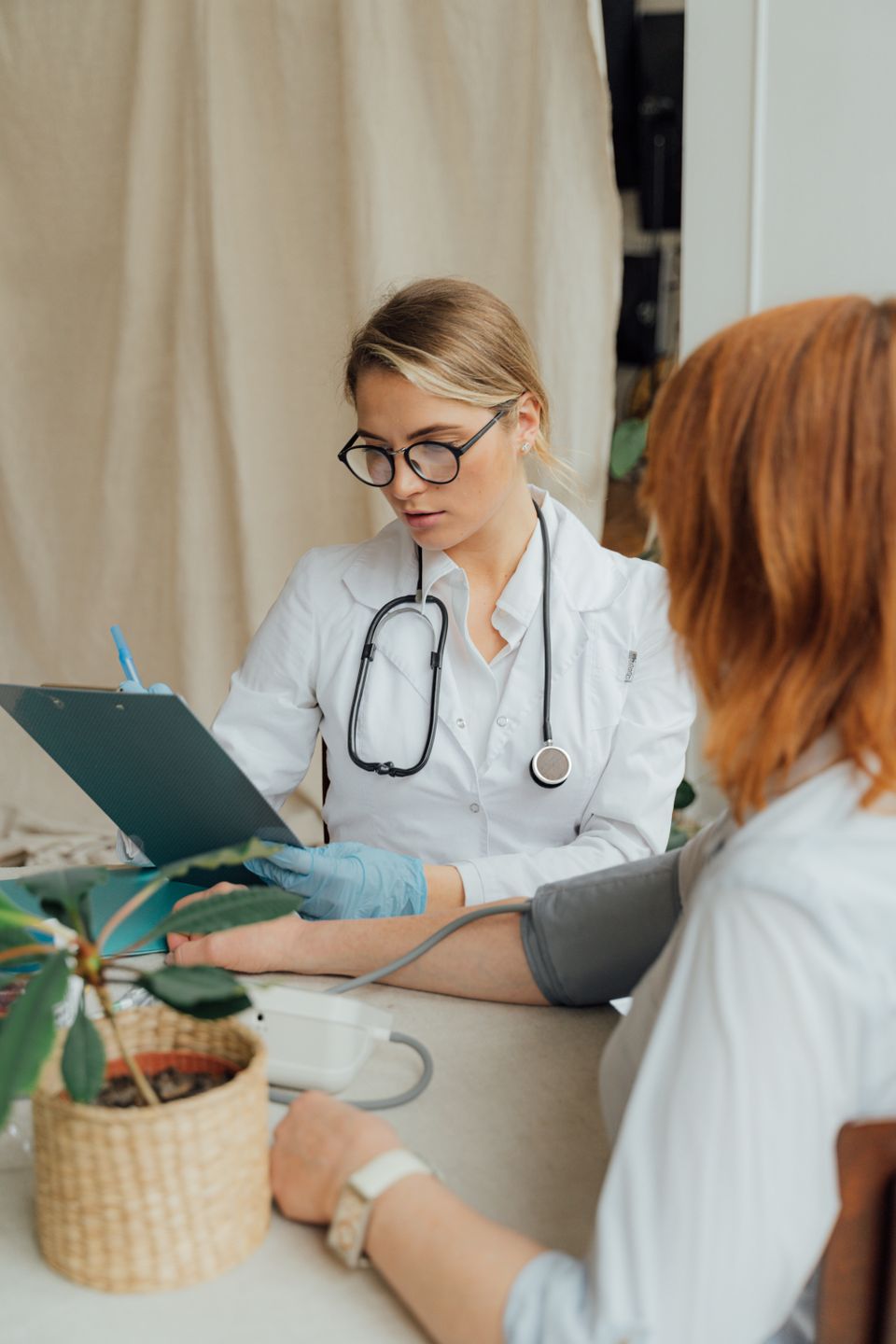 Profesional de salud en consulta con una paciente. Fotografía ilustrativa.