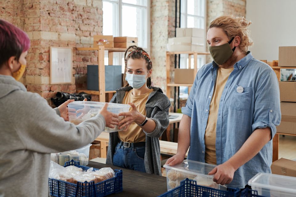 Personas organizando una entrega de alimentos. Fotografía ilustrativa.