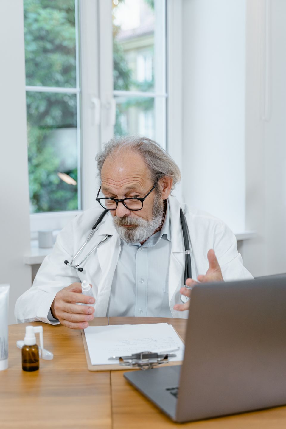 Profesional de salud durante una consulta a distancia. Fotografía ilustrativa.